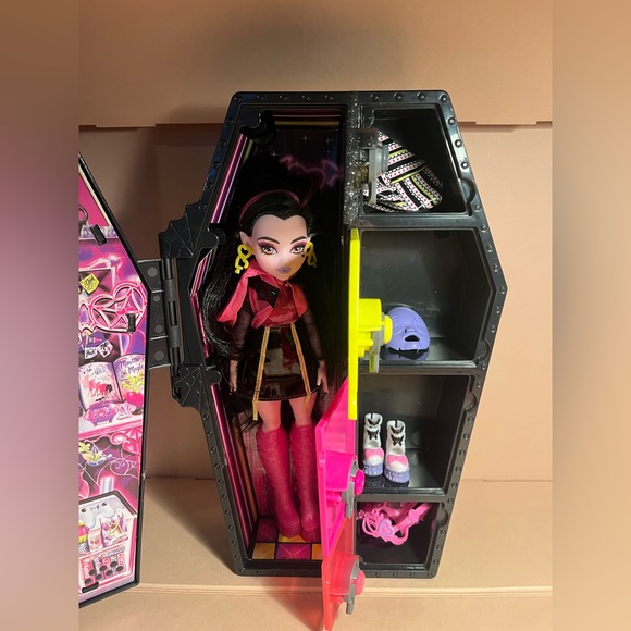 monster high Other - Monster High Doll With storage case 🍒🎀🍒🎀🍒🎀🍒💋🍒🎀🍒🎀🍒💋🍒💋🍒💋🍒